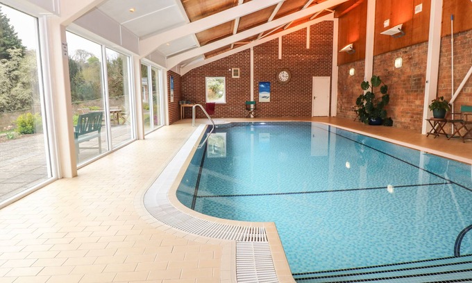 Chillington Cottage | WOOD VIEW COTTAGE, family friendly, with pool in Blackawton