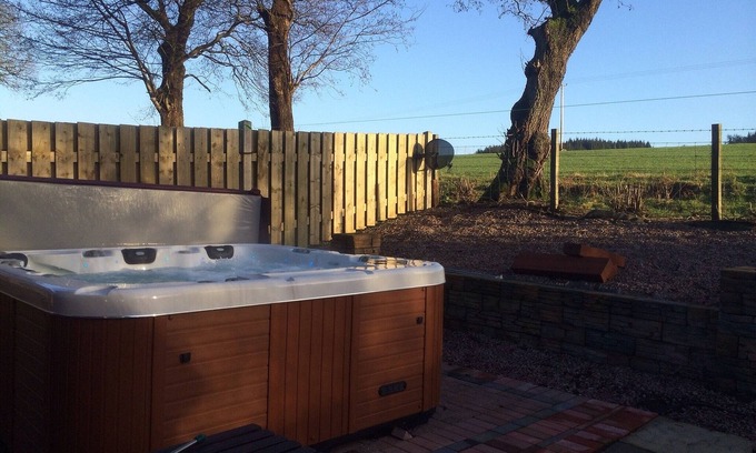 Dumfries Cottage | Woodburn Lodge With Private Hottub, Smart tv with Wifi, Veiws To Mabie Forrest