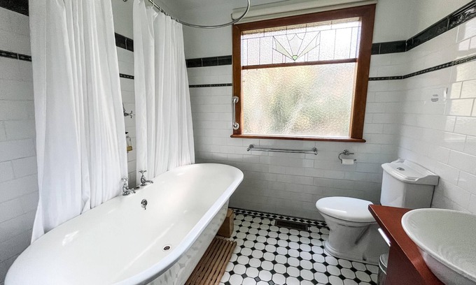 Olinda Bed & Breakfast | Woolrich Cottage - 2 Bedroom Cottage in Gorgeous Gardens