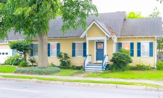 Downtown House | Work Crew Haven: Spacious Corporate Lodging