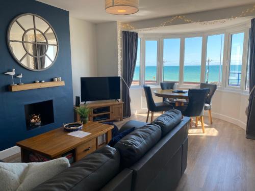Worthing Apartment | WORTHING BEACH 180 - 2 bed seafront apartment with private parking