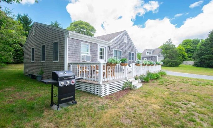 South Chatham House | Wrap-Around Porch Mins. to Beach!