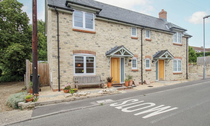 Upwey Cottage | WREN, family friendly, with a garden in Upwey