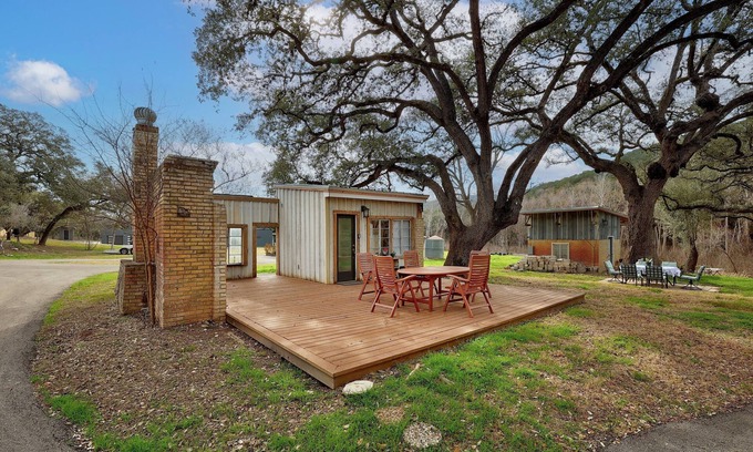 Vaught Ranch Apartment | Writer's Retreat: Think and rest in nature in the middle of Austin.
