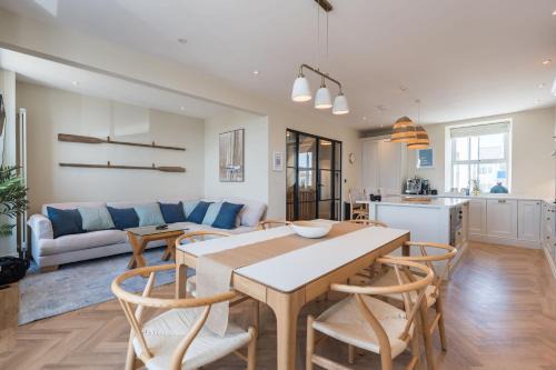 Rhosneigr Apartment | Wylfa The Upper House & The Hide By Birch Stay