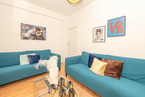 Glyndon House | Xtra Large 4 Bedroom House, near Excel, London City and 5 walk to Train Station