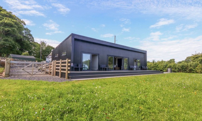 Moelfre Cottage | Y CWT, family friendly, with a garden in Moelfre