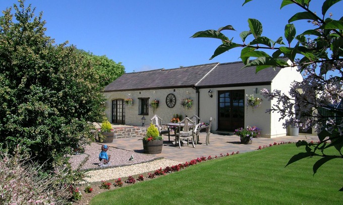 Dwrbach Cottage | Y STABL, romantic, with hot tub in Fishguard
