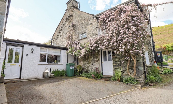 Troutbeck Cottage | YANWAY COTTAGE, pet friendly, with open fire in Troutbeck Bridge