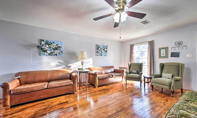 Temple House | Yard w/BBQ Pit: Getaway Near Dtwn Temple!