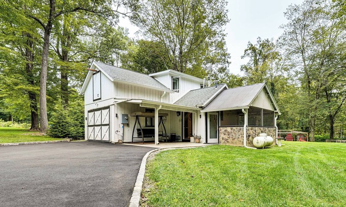 Redding Ridge Cottage | Yard w/ Games: Cottage 2 Mi to Saugatuck Reservoir