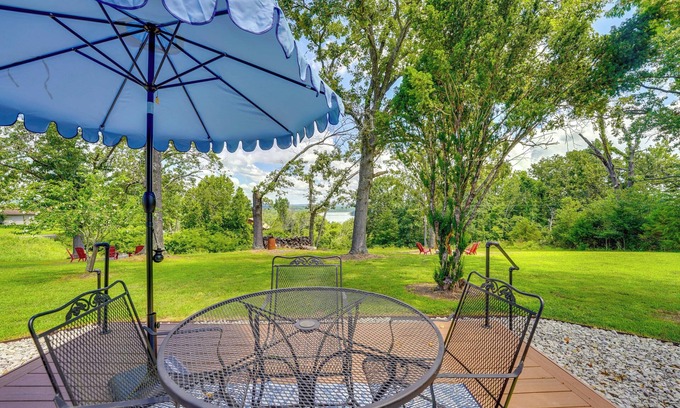Golden House | Yard w/Lake View: Home Near Table Rock Lake!