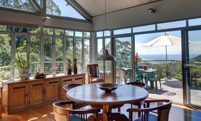 Robertson House | Yarrawa Hill - Art Lovers Retreat with Bush & Ocean Views