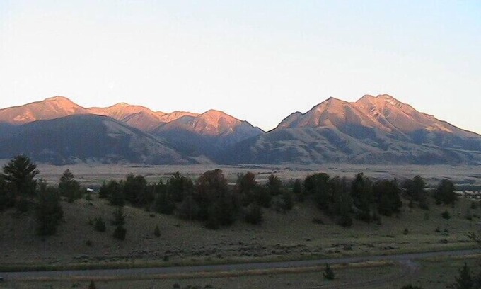 Emigrant House | YELLOWSTONE NOW OPEN FROM HERE , Cozy Guest House, 10 Mins to Chico Hot Springs