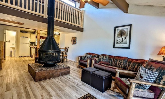Big Bear Lake House | Your All-Season Chalet Basecamp – A/C + Unmatched Location!