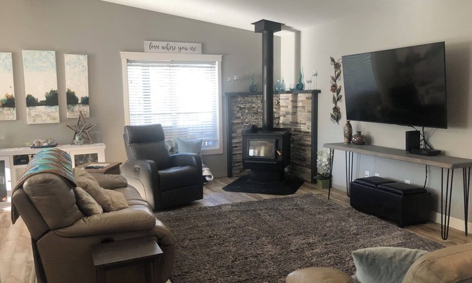Okanagan-Similkameen Cabin | Your beautiful outdoor oasis awaits you!