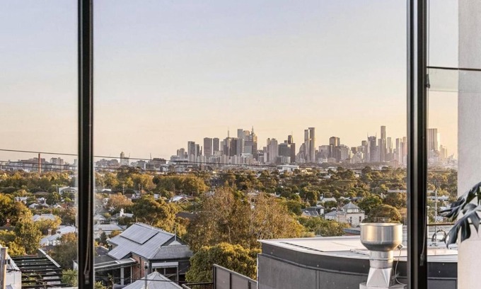 Northcote House | Your home away from home! Just 50m from the World's Coolest Street.