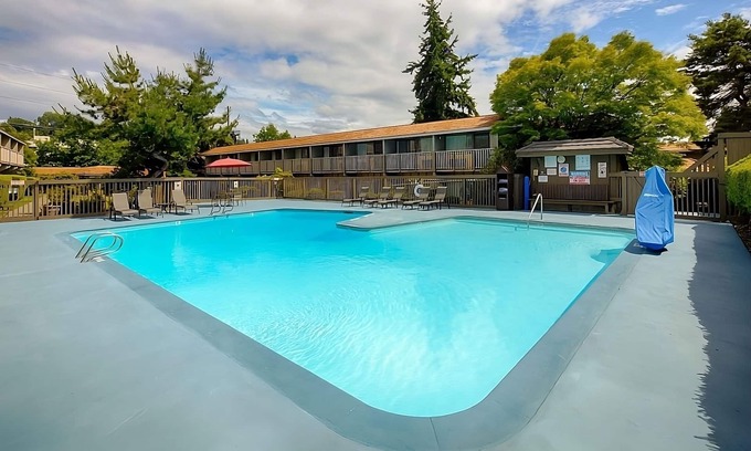 West Bellevue Hotel | Your Home Away From Home at Red Lion Hotel Bellevue! Pet-Friendly Property