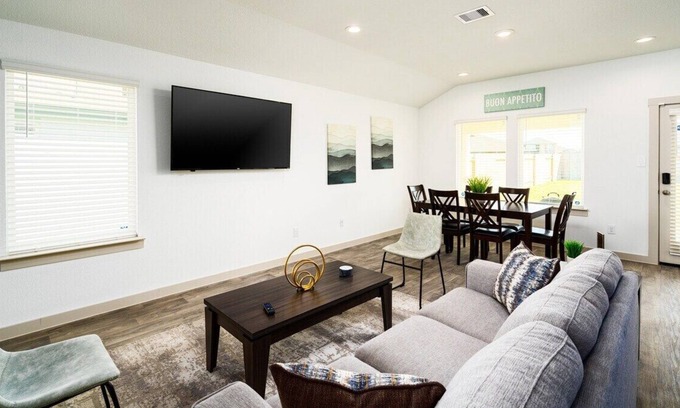 Iowa Colony House | Your Houston Getaway - Fresh & New 3/2