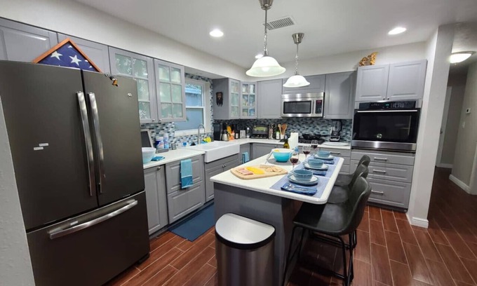 Pinellas Park House | Your St Pete and Clear Water Close Builtin Pool King Bed Full Kitchen Island