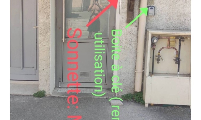 Roquemaure Hotel | Youth hostel near town center (5 min walk), close to shops and buses