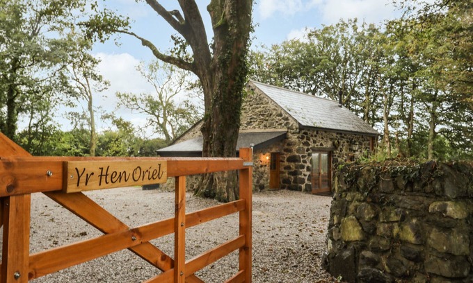Llanrug Cottage | YR HEN ORIEL, family friendly, character holiday cottage in Llanrug