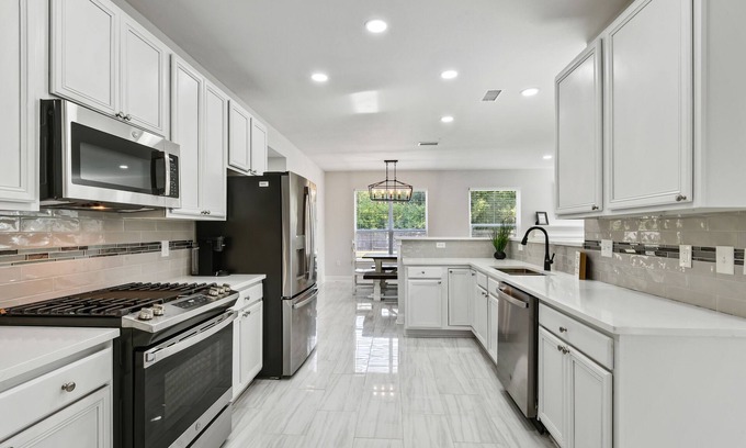 Zachary House | Zachary, LA - close to Golf course, parks and schools. minutes from Baton Rouge