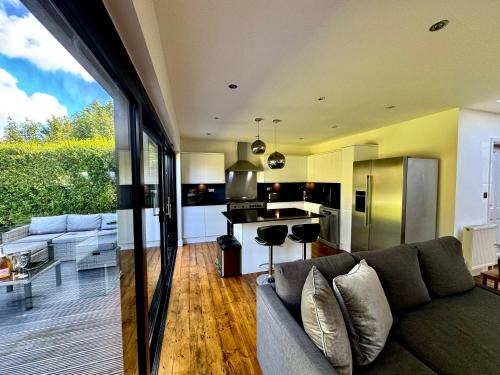 Hatfield House | Zarza House 4 bedroom Home Sleeps 8 large Garden wifi and free Parking