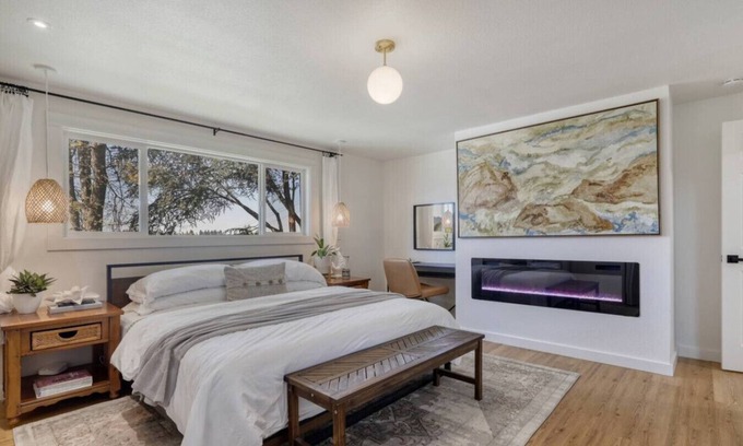 Amazon Villa | Zen Haus Suite A · Serene Retreat, KING BEDS, near UO, w/views