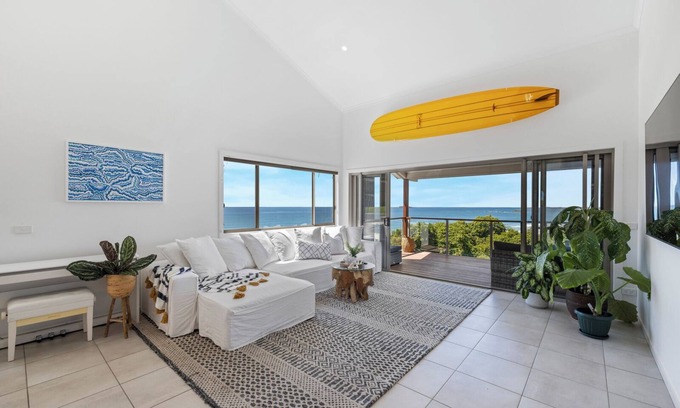 Woolgoolga House | Ziggy’s Beach House- Ocean Views, Sauna, Jacuzzi, Pet-friendly!