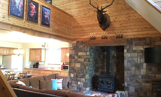 Orderville Cabin | Zion & Bryce Family Cabin With Wifi, AC, Hiking Trails In Secluded Pine Forrest
