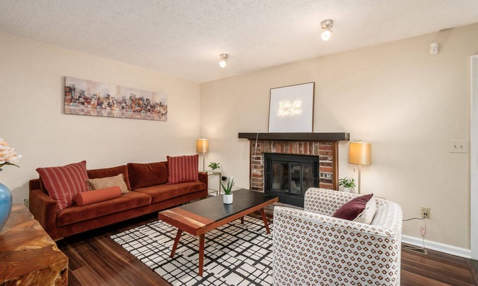 Columbus House | Zoo Getaway, 3BR Home w/Yard Games & Comfort, Family Friendly