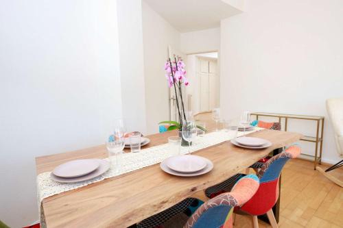 Sihlfeld Apartment | Zurich City Gem Steps to Tram Family & group