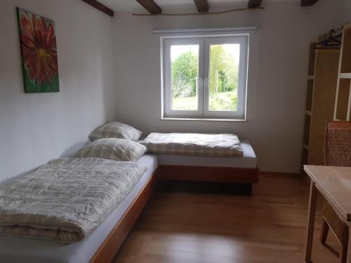 Much Apartment | Zweibettzimmer mit Bad auf Pferdehof in Much