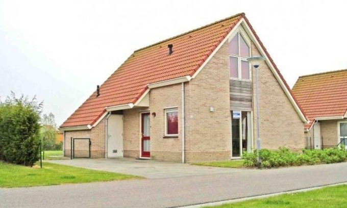 Breskens House | Zwin no.184 on Scheldeveste beach park. A detached 6-person bungalow with approx. 102m2 of living comfort and a lovely garden right by the water.