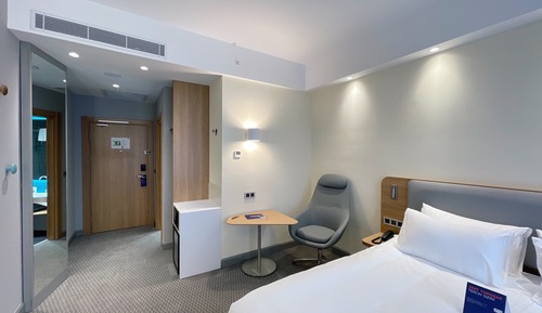 Standard Room, 1 Queen Bed, Smoking (Free Breakfast)