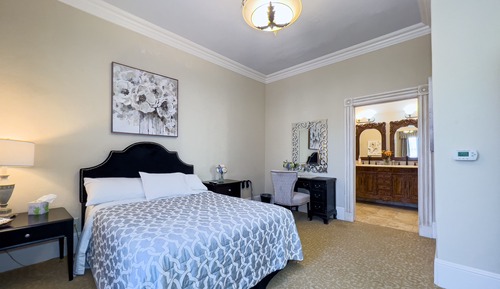 Classic Room, 1 Queen Bed, Mountain View