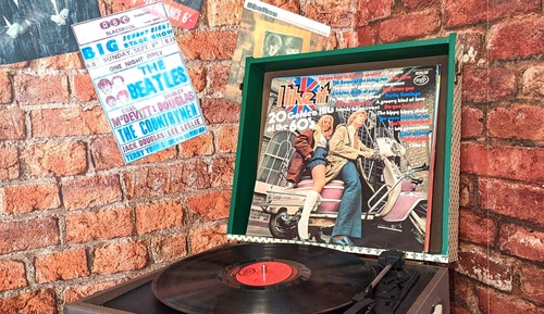 Suite, Ensuite (60'S MUSIC THEME)