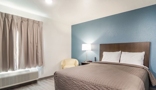 Queen Suite w/ Dishwasher (Dishes/Cookware Included)