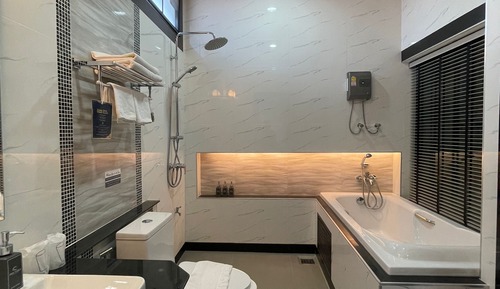 Deluxe with Bathtub Twins
