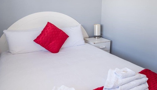 Economy 1 Bedroom Cabin - Queen Bed and Single Bed