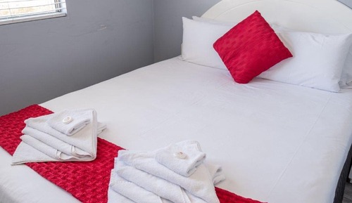Economy 1 Bedroom Cabin - Queen Bed and 2 Single Beds