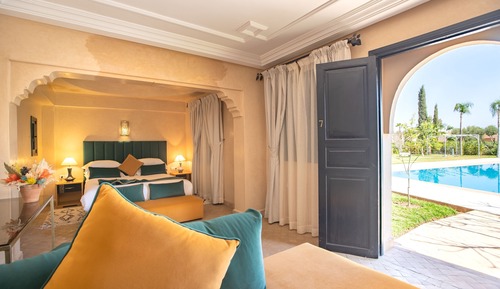 Superior Suite, 1 King Bed, Private Bathroom, Pool View
