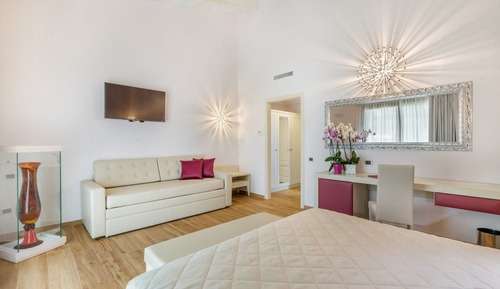 Junior Suite (Sweet Caress)