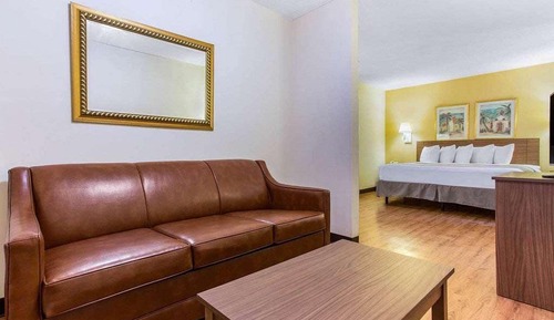 Deluxe Room, 1 King Bed, Non Smoking, Refrigerator & Microwave