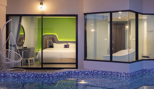 Deluxe Pool Access with Bathtub