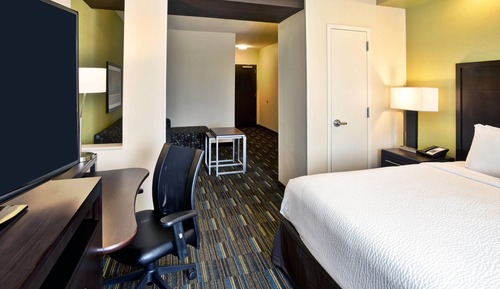 Executive Suite, 1 King Bed with Sofa bed (Mobility/Hearing Access, Roll-In Shwr)