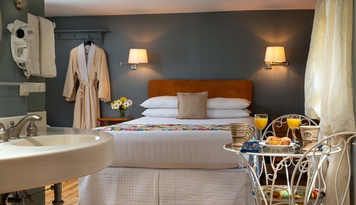 Design Suite, 1 Queen Bed, Private Bathroom