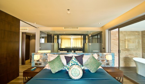 Prestige Pool Suite King Bed