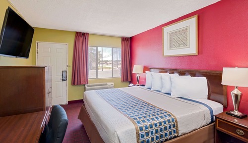 Room, 1 King Bed, Smoking